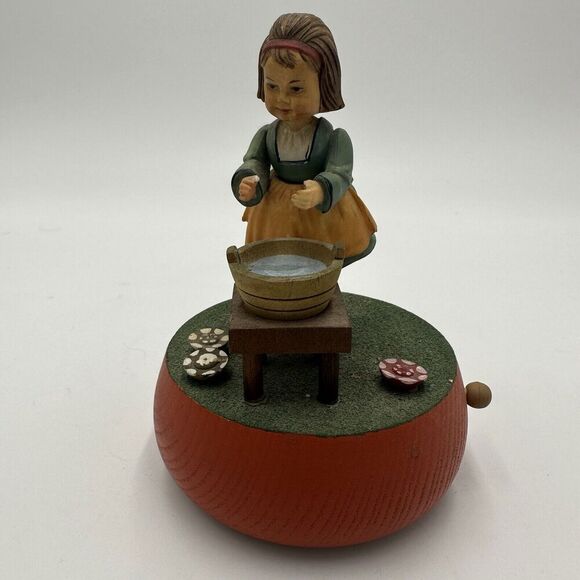 Anri Music Box Plays Raindrops Keep Falling On My Head Girl Washing Laundry - Picture 5 of 10